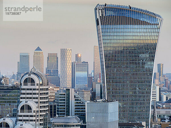 Walkie-Talkie-Gebäude in der City of London mit Canary Wharf dahinter  London  England  Vereinigtes Königreich  Europa