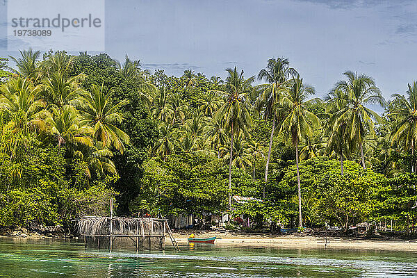 Ein Blick auf das Dorf Friwen auf der Insel Gam  Raja Ampat  Indonesien  Südostasien  Asien