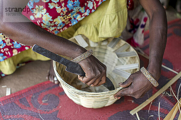Adivasi-Frau macht Körbe in einem Dorf im Bezirk Narmada  Gujarat  Indien  Asien