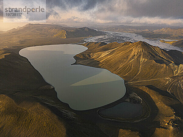 Mit einer Drohne aufgenommene Luftaufnahme einer natürlichen Landschaft im Landmannaugar-Gebiet an einem Sommertag  Island  Polarregionen