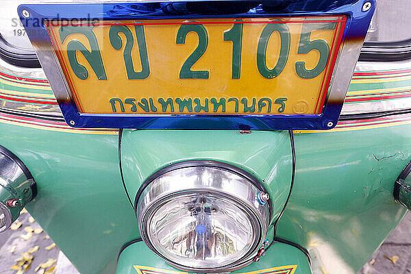 Nahaufnahme des Kennzeichens eines Tuk Tuk  eines für Südostasien  Bangkok  Thailand  Südostasien  Asien typischen Taxis