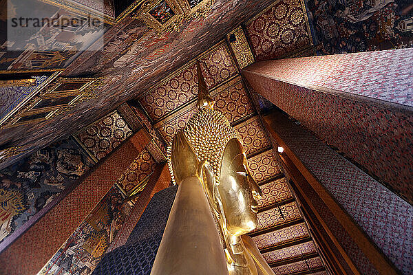 Wat Pho (Tempel des liegenden Buddha)  große liegende goldene Buddha-Statue (Phra Buddhasaiyas)  Bangkok  Thailand  Südostasien  Asien
