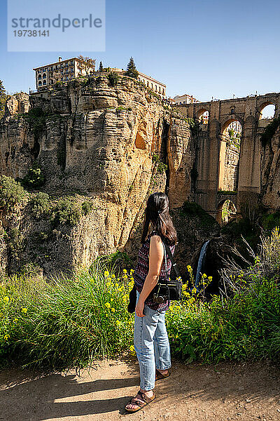 Frau blickt auf die historische Brücke von Ronda  Pueblos Blancos  Andalusien  Spanien  Europa
