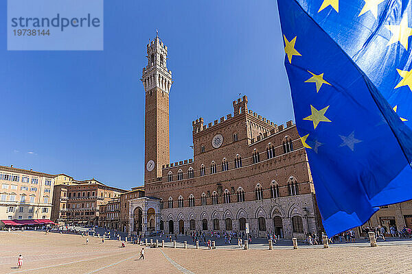 Blick auf EU-Flaggen und den Palazzo Pubblico auf der Piazza del Campo  UNESCO-Weltkulturerbe  Siena  Toskana  Italien  Europa