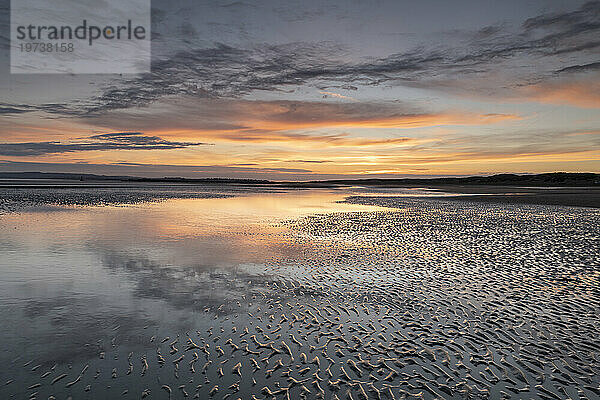 Sonnenuntergangsreflexionen am Sandstrand bei Sonnenuntergang  Camber Sands  East Sussex  England  Vereinigtes Königreich  Europa