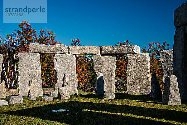 Nahaufnahme einer Stonehenge-Kopie auf dem Friedhof Makomanai Takino  Sapporo  Hokkaido  Japan  Asien