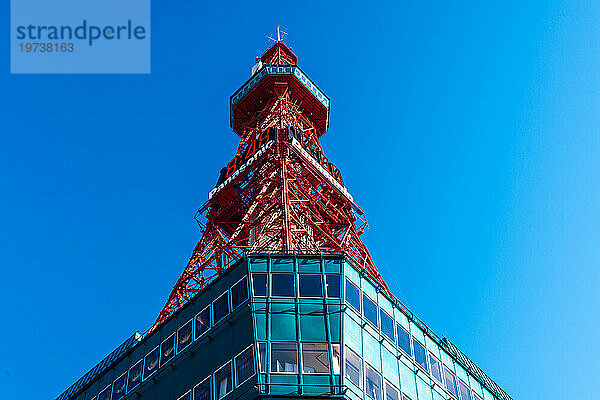 Nahaufnahme des Sapporo Tower vor blauem Himmel  Sapporo  Hokkaido  Japan  Asien
