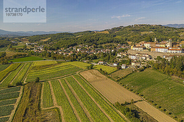 Erhöhte Ansicht von Ackerland  Landschaft und Stadt  Monterchi  Provinz Arezzo  Toskana  Italien  Europa