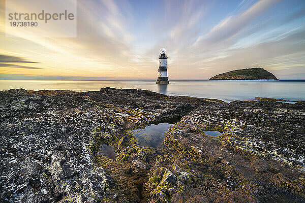 Trwyn Du Lighthouse bei Sonnenuntergang im Sommer  Beaumaris  Wales  Großbritannien  Vereinigtes Königreich  Europa