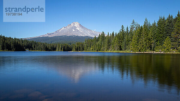 Blick auf den Trillium Lake von Mount Hood  Oregon  Vereinigte Staaten von Amerika  Nordamerika