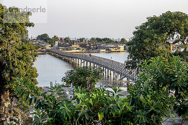 Katholischer Friedhof und Brücke in Fadiouth  Senegal  Westafrika  Afrika