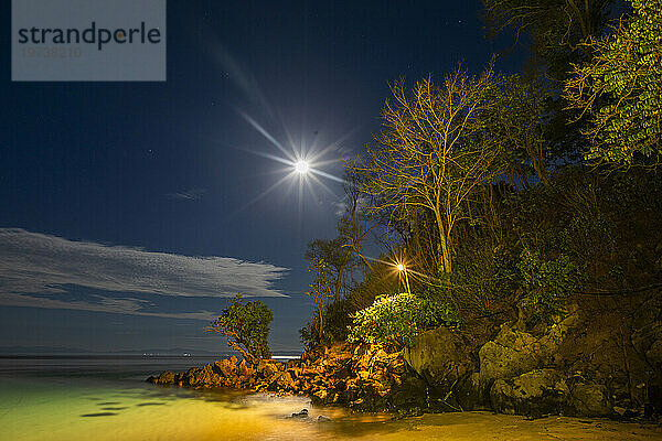 Vollmond im Murex Bangka Dive Resort  Bangka Island  in der Nähe von Manado Sulawesi  Indonesien  Südostasien  Asien