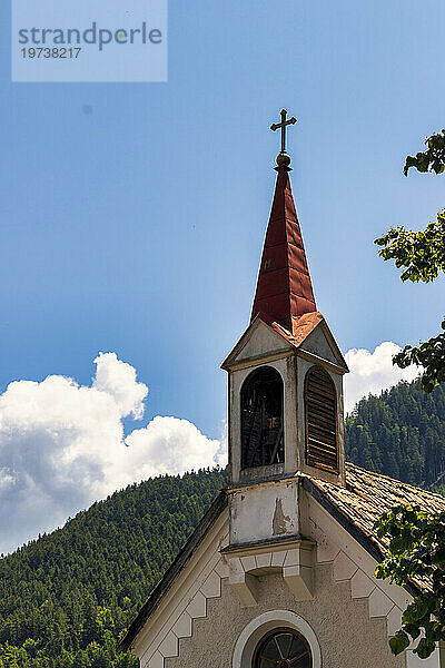 Glockenturm einer alten kleinen Kirche  Bezirk Bozen  Südtirol (Südtirol)  Italien  Europa