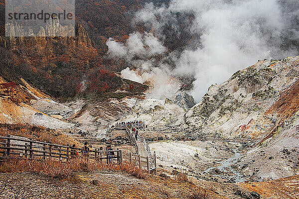 Weg durch dampfende Schwefelgruben  Höllental  Shikotsu-Toya-Nationalpark  Noboribetsu  Hokkaido  Japan  Asien