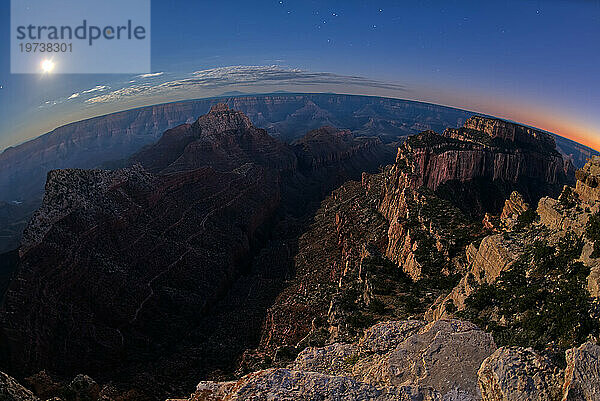 Blick vom Cape Royal  unten ist der Vishnu Creek zu sehen  der zwischen dem Vishnu-Tempel auf der linken Seite und dem Wotans-Thron auf der rechten Seite in der Dämmerung mit aufgehendem Mond verläuft  Grand-Canyon-Nationalpark  UNESCO-Weltkulturerbe  Arizona  Vereinigte Staaten von Amerika  Nordamerika