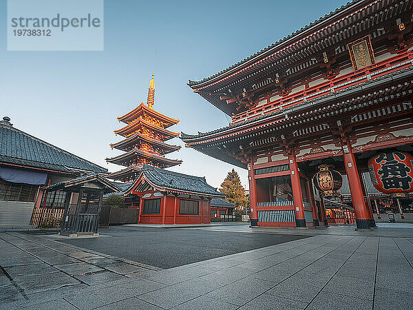 Sonnenaufgang am Hozomon-Tor und der fünfstöckigen Pagode im buddhistischen Senso-Ji-Tempelkomplex (Asakusa Kannon)  Tokio  Japan  Asien