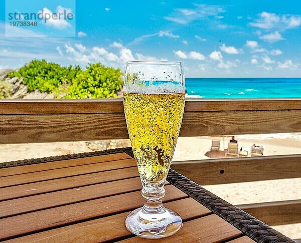 Kaltes Bier an einem heißen Tag am Strand  South Shore  Bermuda  Nordatlantik