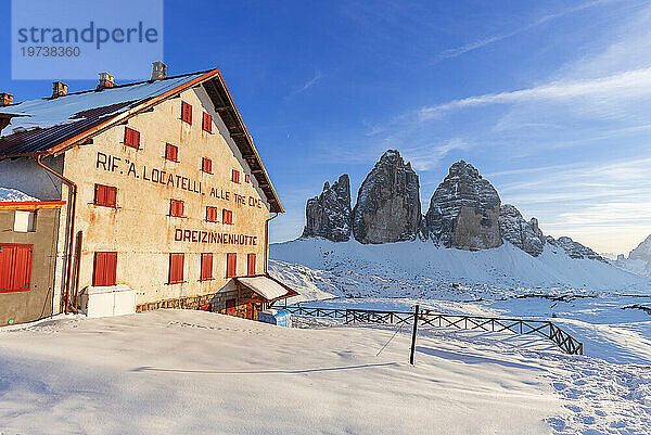 Locatelli-Berghütte und Tre Cime di Lavaredo (Drei Zinnen) im Winter mit dickem Schnee bedeckt  Tre Cime di Lavaredo  Sexten  Dolomiten  Südtirol  Italien  Europa