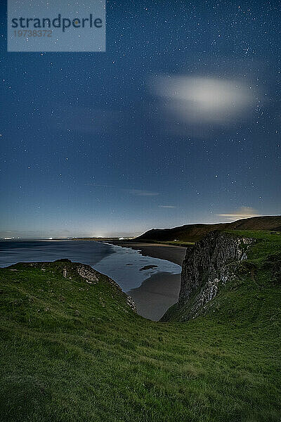 Worms Head und Rhossili Beach im Mondlicht  Gower  Südwales  Vereinigtes Königreich  Europa