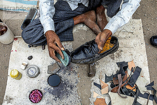 Shoeshine in Babra  Maharashtra  India  Asia