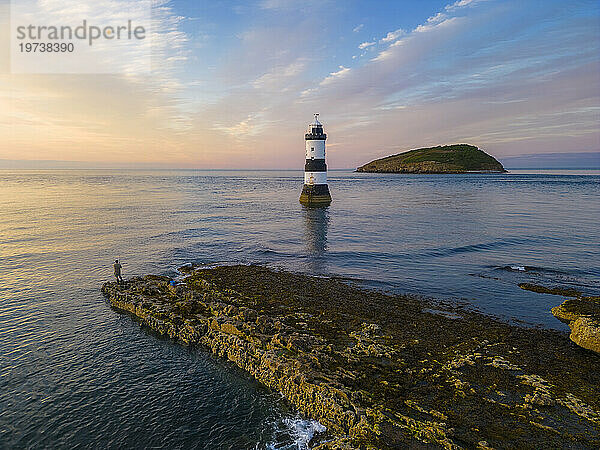 Fischer am Leuchtturm Trwyn Du bei Sonnenuntergang im Sommer  Beaumaris  Wales  Großbritannien  Vereinigtes Königreich  Europa