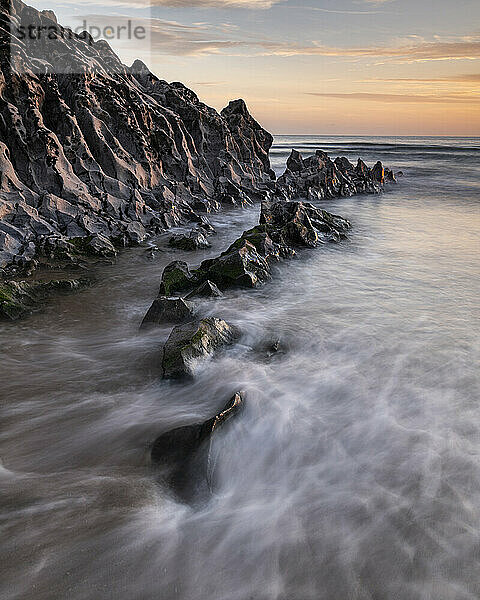 Mewslade Bay bei Sonnenuntergang  Halbinsel Gower  Südwales  Vereinigtes Königreich  Europa