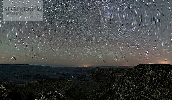 Der Sternenwirbel am Nachthimmel über dem Südrand des Grand Canyon  vom Navajo Point aus gesehen  mit dem historischen Wachturm in der Ferne auf der rechten Seite  Grand Canyon National Park  UNESCO-Weltkulturerbe  Arizona  Vereinigte Staaten von Amerika  Nordamerika