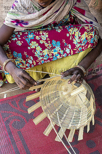 Adivasi-Frau macht Körbe in einem Dorf im Bezirk Narmada  Gujarat  Indien  Asien