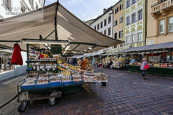 Typischer Lebensmittelmarkt in der Altstadt von Bozen  Bezirk Bozen  Südtirol (Südtirol)  Italien  Europa