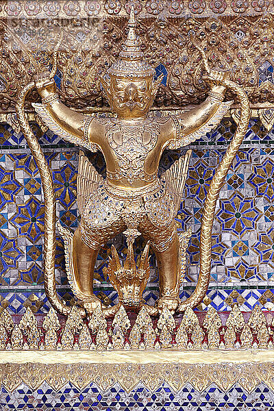 Goldene Skulptur von Garuda und Naga  Wat Phra Kaew (Tempel des Smaragd-Buddha)  Bangkok  Thailand  Südostasien  Asien