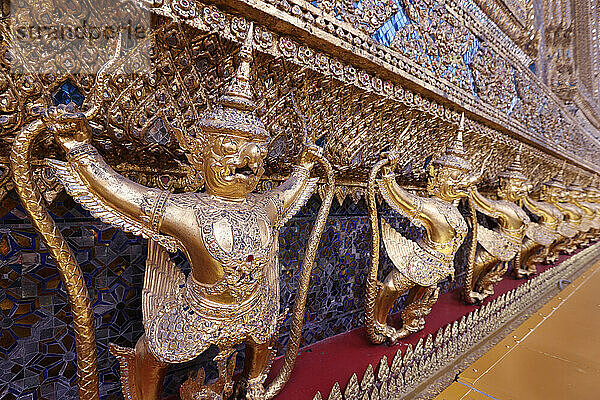 Goldene Skulpturen von Garuda und Naga  Wat Phra Kaew (Tempel des Smaragd-Buddha)  Bangkok  Thailand  Südostasien  Asien