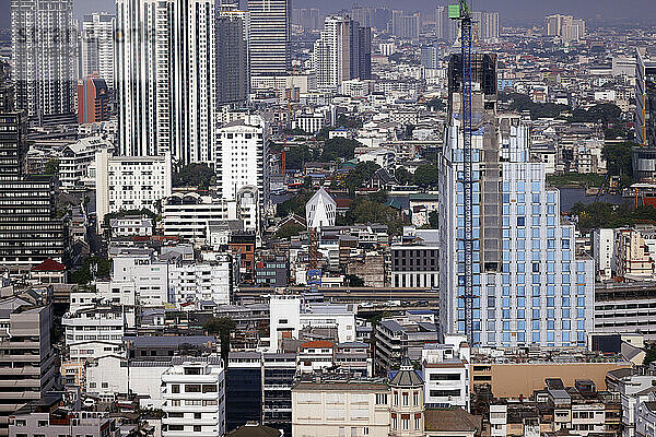 Blick auf die Skyline von Bangkok in Richtung Silom Road  Bangkok  Thailand  Südostasien  Asien
