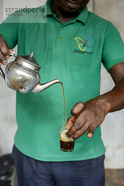 Mann gießt Tee in Kaolack  Senegal  Westafrika  Afrika