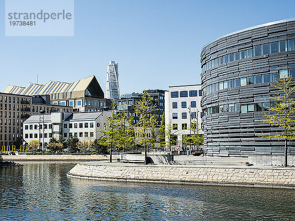 Gerichtshöfe mit Turning Torso im Hintergrund  Malmö  Schweden  Skandinavien  Europa