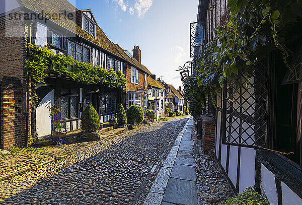 Beliebte Mermaid Street bei Sonnenuntergang  Rye  East Sussex  England  Vereinigtes Königreich  Europa