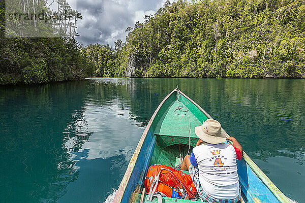 Eine kleine Kanutour mit dem lokalen Guide Martin Marcuse  Gam Island  Raja Ampat  Indonesien  Südostasien  Asien