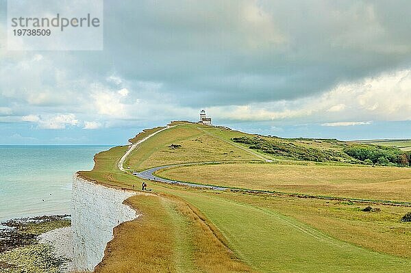 Der Leuchtturm Belle Tout aus dem 19. Jahrhundert  heute stillgelegt  am Rand der Klippe in der Nähe von Beachy Head  South Downs National Park  East Sussex  England  Vereinigtes Königreich  Europa