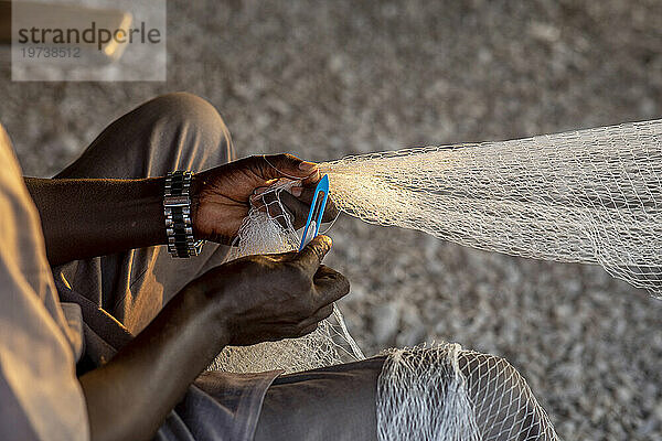 Fischer reparieren Netze in Fadiouth  Senegal  Westafrika  Afrika