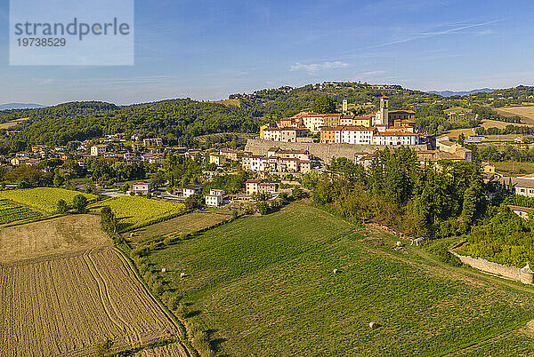 Erhöhte Ansicht von Ackerland  Landschaft und Stadt  Monterchi  Provinz Arezzo  Italien  Europa