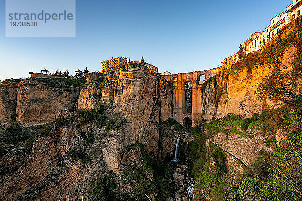 Blick auf schöne Brücke und Wasserfall und traditionelles weißes Dorf  Ronda  Pueblos Blancos  Andalusien  Spanien  Europa
