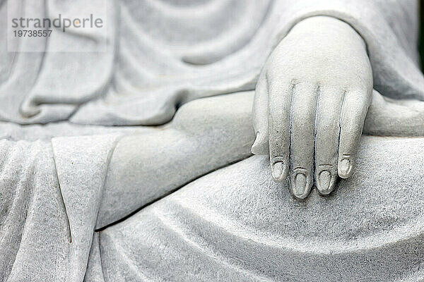 Hand einer Marmorstatue der Göttin der Barmherzigkeit und des Mitgefühls  Bodgisattva Avalokitshevara (Guanyin) (Quan Am)  Tinh That Quan Am Pagode  Dalat  Vietnam  Indochina  Südostasien  Asien