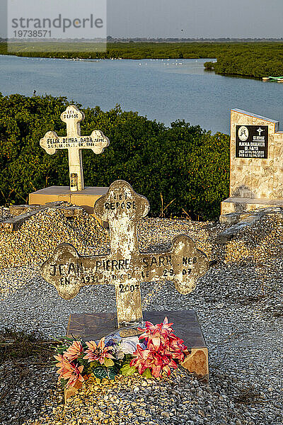 Katholischer Friedhof in Fadiouth  Senegal  Westafrika  Afrika