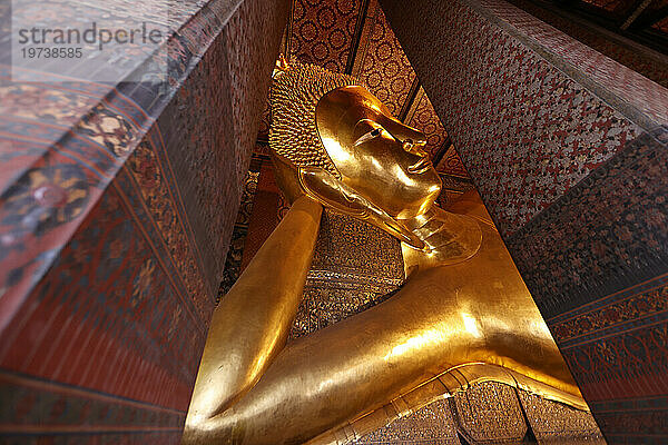 Wat Pho (Tempel des liegenden Buddha)  große liegende goldene Buddha-Statue (Phra Buddhasaiyas)  Bangkok  Thailand  Südostasien  Asien