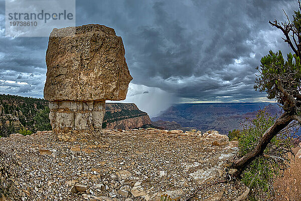 Sturm nähert sich Shoshone Point am Südrand  Grand Canyon Nationalpark  UNESCO-Weltkulturerbe  Arizona  Vereinigte Staaten von Amerika  Nordamerika
