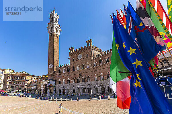 Blick auf Flaggen und Palazzo Pubblico auf der Piazza del Campo  UNESCO-Weltkulturerbe  Siena  Toskana  Italien  Europa