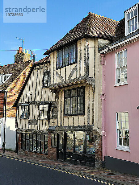 High Street und Buchhandlung aus dem 15. Jahrhundert  Lewes  East Sussex  England  Vereinigtes Königreich  Europa