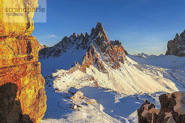 Wintersonnenuntergang auf dem Paterno-Berg und der Locatelli-Hütte mit Schnee bedeckt  Tre Cime di Lavaredo (Lavaredo-Gipfel)  Sesto (Sexten)  Dolomiten  Südtirol  Italien  Europa