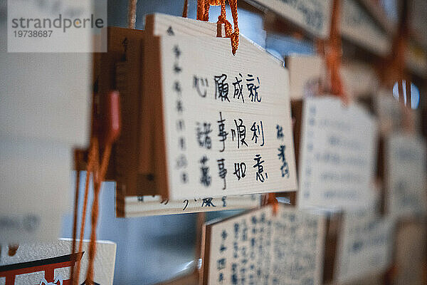 Schriftliche Opfergaben und Wünsche in einem Shinto-Tempel in Tokio  Japan  Asien