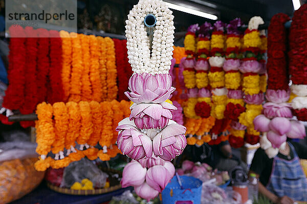 Blumengirlanden als Tempelopfer für hinduistische Zeremonien  indischer Blumenladen im Sri Maha Mariamman Tempel  Bangkok  Thailand  Südostasien  Asien