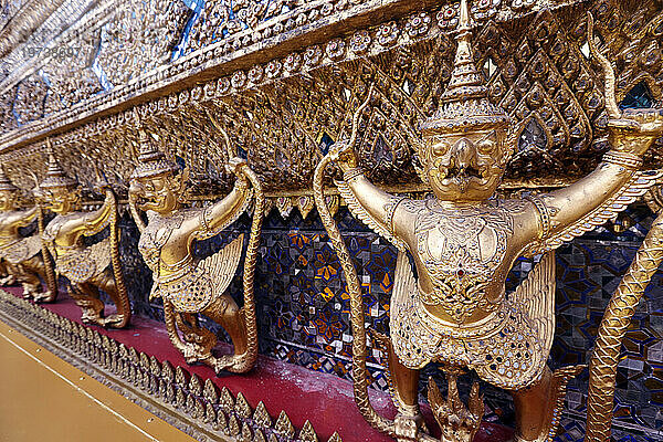 Goldene Skulpturen von Garuda und Naga  Wat Phra Kaew (Tempel des Smaragd-Buddha)  Bangkok  Thailand  Südostasien  Asien